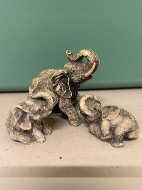 Vintage Resin Elephant Family Trio Figurine - Made in Taiwan 3"